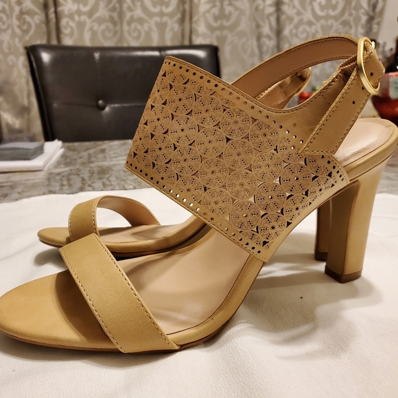 Kelly & Katie Beige/Tan Scrolled Sandals - Picture 1 of 7
